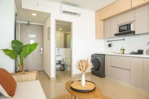 Elegant Beachview 1BR with Balcony in Crespo