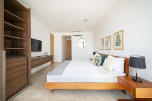 2 Bedroom Condo with Pool - The Shore Sasha II - 407