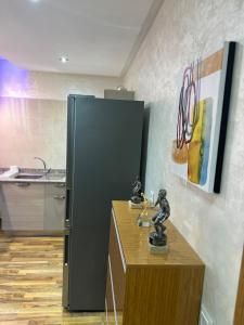 Wood-Finish Home Pool Premium Bedding Self-Check in 7 Min from Marina