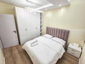 Luxury 1BR Central Apartment