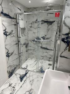 Spacious 5BR Watford Home - Sleeps 10 - Parking