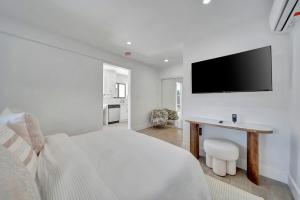 Waterfront Unit #1 20 Min Walk to Beach and Shops