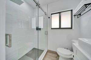 Waterfront Unit #1 20 Min Walk to Beach and Shops