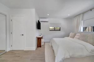 Waterfront Unit #1 20 Min Walk to Beach and Shops