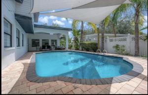 Riverhills Luxury Escape | Pool, Firepit 13+ Beds