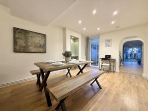 2 bed house I secure parking I sleeps 6