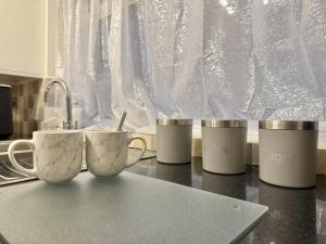 2 bed house I secure parking I sleeps 6