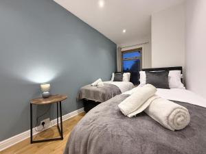 2 bed house I secure parking I sleeps 6