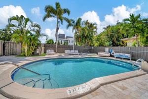 Waterfront Unit #2 20 Min Walk to Beach and Shops