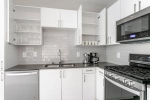 Playa Vista 2br w pool gym wd nr 405 LAX-985