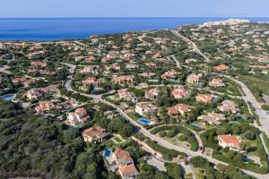 ISA-Villas with air conditioning, shared pool and private outdoor space just a few km from La Pelosa beach