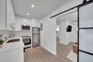 Waterfront Unit #3 20 Min Walk to Beach and Shops