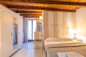 Juliet’s Paradise BalconGraffiti in Love