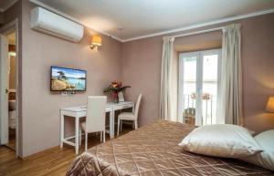 Red Plaza - Near Aerocity with Free Airport Drop