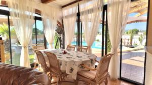 Villa de charme avec piscine privée face à la mer