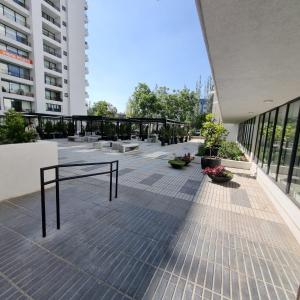 Frente a Hospital U de Chile con estacionamiento