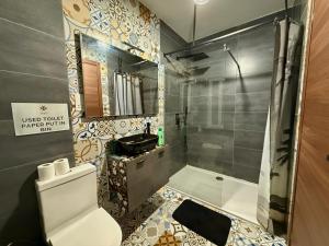 Airport Accommodation Bedroom with your own private Bathroom Self Check In and Self Check Out Air-condition Included