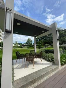 The Atherton by DMCI- 2BR FREE PARKING