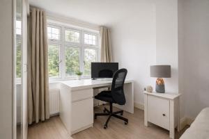 Lovely 4 Bedroom House in Acton