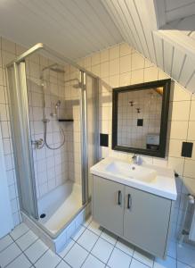 Nessmersiel, Ferienwohnung mit Balkon in Deichnähe, Wallbox, renoviert