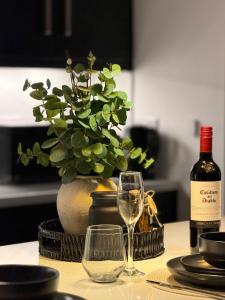 Modern 4 Bedroom Home, Sleeps 8, Private Parking