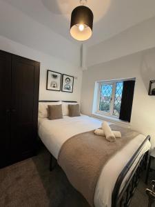 Modern 4 Bedroom Home, Sleeps 8, Private Parking