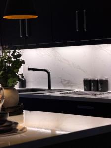 Modern 4 Bedroom Home, Sleeps 8, Private Parking