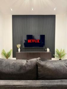 Modern 4 Bedroom Home, Sleeps 8, Private Parking