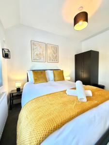 Modern 4 Bedroom Home, Sleeps 8, Private Parking