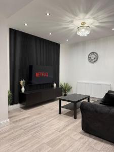 Modern 4 Bedroom Home, Sleeps 8, Private Parking