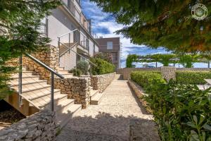 Sunset View apartment - modern three bedroom apartment with sea view and pool