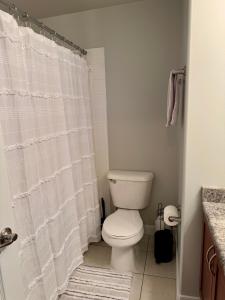 Downtown Edmonton Suite: 5-Min Drive to Rogers