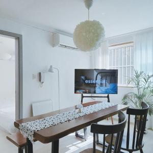 2BR House with 3 Queen Beds for 6, 5-Minute Walk to Mapo Station