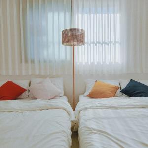 2BR House with 3 Queen Beds for 6, 5-Minute Walk to Mapo Station