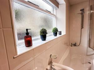 Bourne Cottage, Castleton, Sleeps 7, Family & Group Friendly