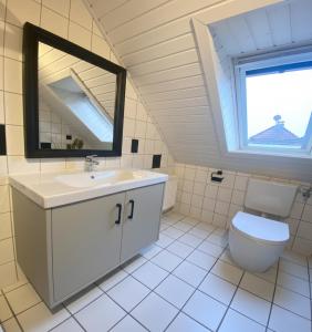 Nessmersiel, Ferienwohnung mit Balkon in Deichnähe, Wallbox, renoviert