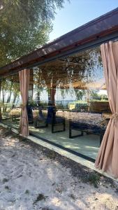 Екоклуб Глібівка локація з наметами і терасою для свят на Київському морі