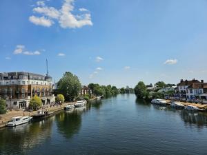 Bright & Spacious Flat, Easy London Access