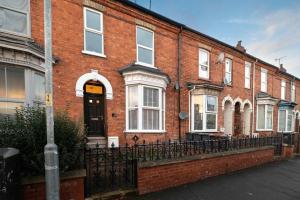 Monks Quarters, Luxury 3 bed, Sleeps 6, PRIVATE PARKING x 2, Ideal for Groups & families, Prime location