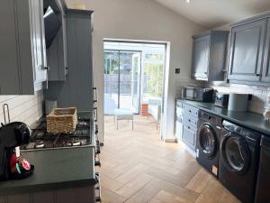 Queens Retreat, Spacious Luxury, 3 Bedroom Retreat, Sleeps 6, Parking Spaces x2