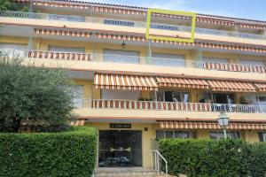 Riviera Blue Studio with Sea View, Balcony, Pool