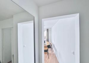 Direct Metro to Central Paris, Bright and new 3-room-flat with a view, Free parking, Stade de France