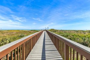 All-Suite, Mid-Isle 2BR with Pools and Sauna