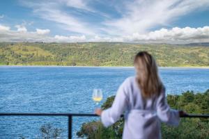 Modern lake retreat btwn MonteVerde & La Fortuna