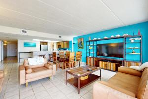 Beachfront 3BR with Balcony, Gulf Views and Pool