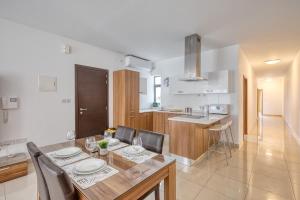 Stylish Balluta Bay Scape, 3BD Apartment