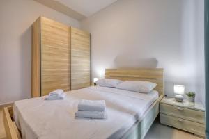 Stylish Balluta Bay Scape, 3BD Apartment