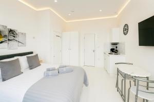 Cozy Bright Studio Haven with Central Stay