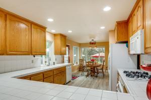 Hot Tub & Huge Patio: Home 5 Mi to Old Town Auburn