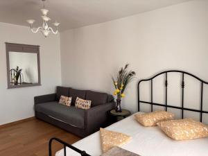 Garsoniera pat dublu plus canapea extensibila